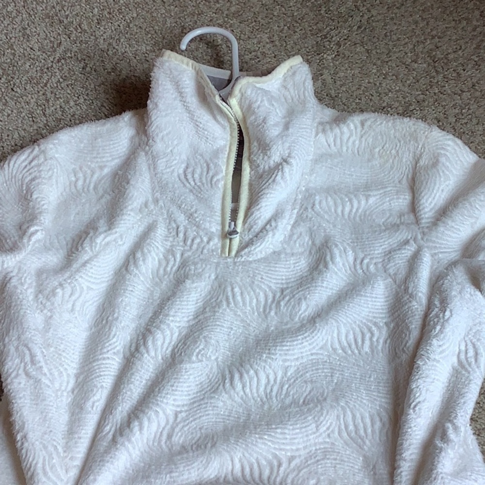 White north face jacket with kangaroo pocket